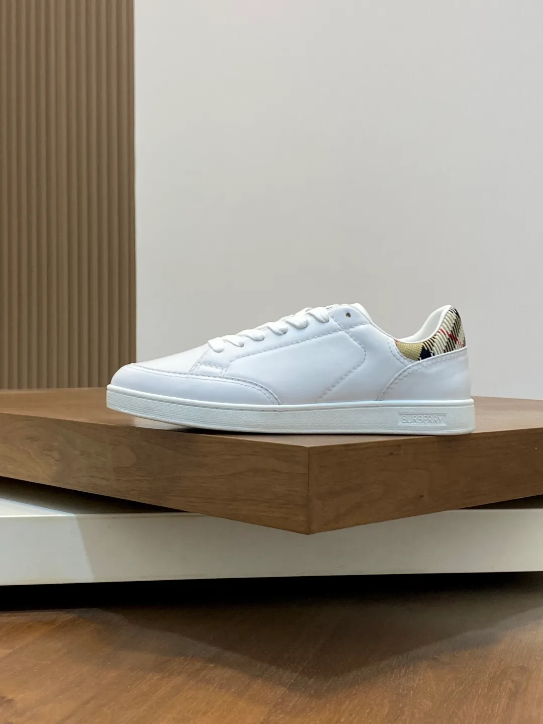 Men's Men's Shoes💰400【New Style】🐑🐑𝐁𝐔𝐑𝐁𝐄𝐑𝐑𝐘# Burberry's new war horse plaid casual sneakers, new terrace casual sneakers·Burberry's classic elements, super comfortable shoes··Knight blue anti-slip soles Finally I saw the latest diagonal plaid sneakers, the color is really nice and can be worn with any kind of sneakers. The sneakers are made of cotton blended fabric. Crafted in an Italian workshop, it features a worsted Burberry check pattern. Featuring a mesh lining and checkered laces, the rubber sole features the archive Burberry monogram. From Burberry's iconic collection, these wardrobe staples are interpreted with the brand's signature style. The round toe and tongue are embellished with the Equestrian Knight logo (EKD) label, leather insole, and the sole is embellished with the Burberry letter logo size: 38-44 (customized for 45 and 46)